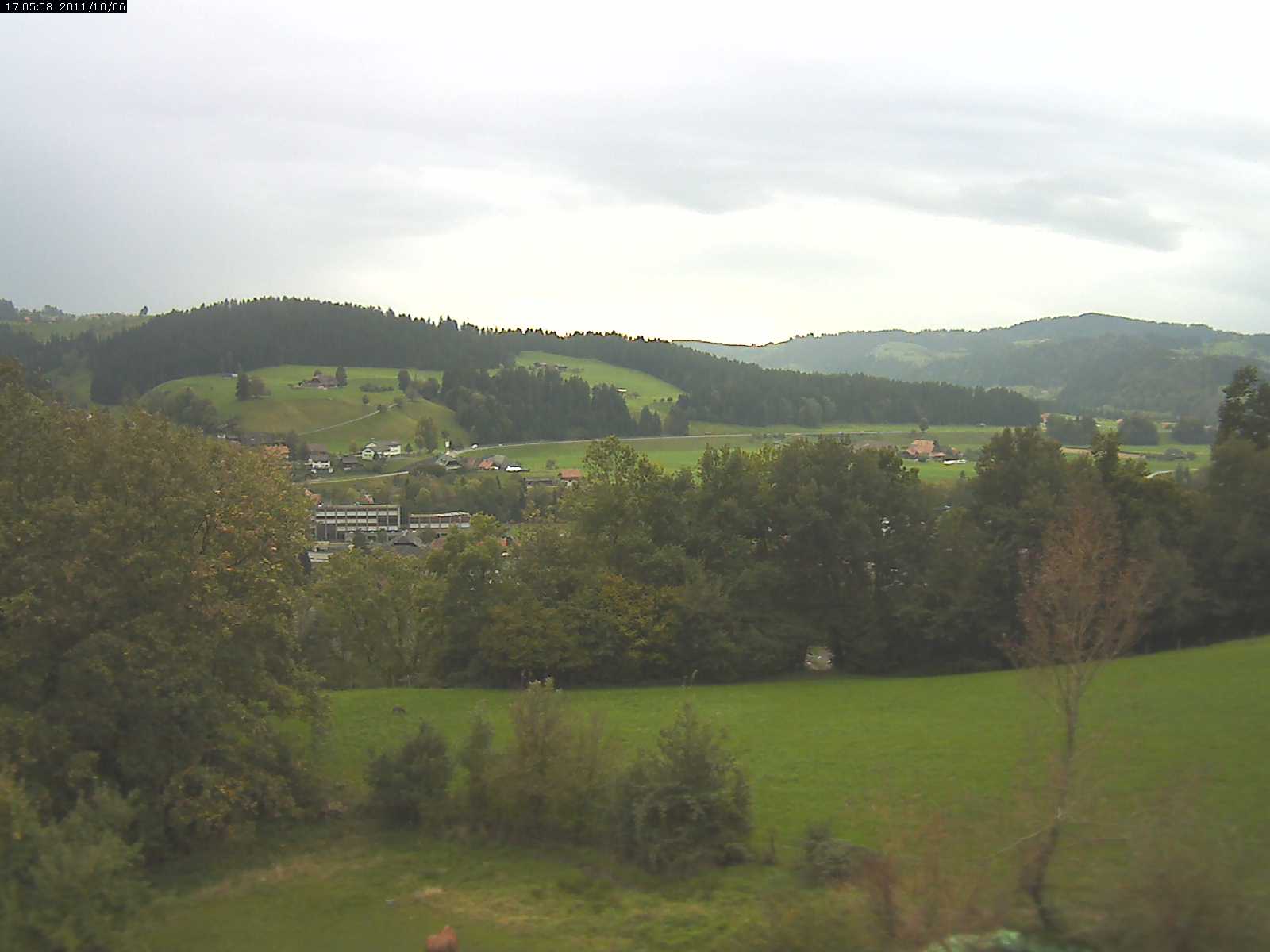 Webcam-Bild: Aussicht vom Dorfberg in Langnau 20111006-170600