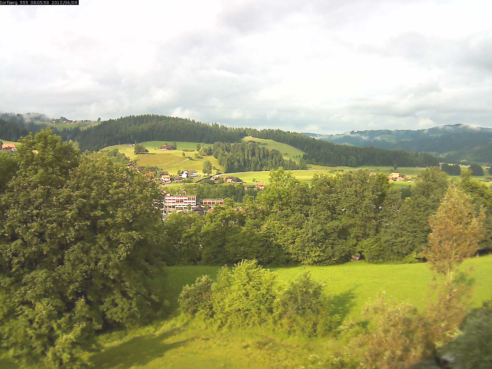 Webcam-Bild: Aussicht vom Dorfberg in Langnau 20120609-080600