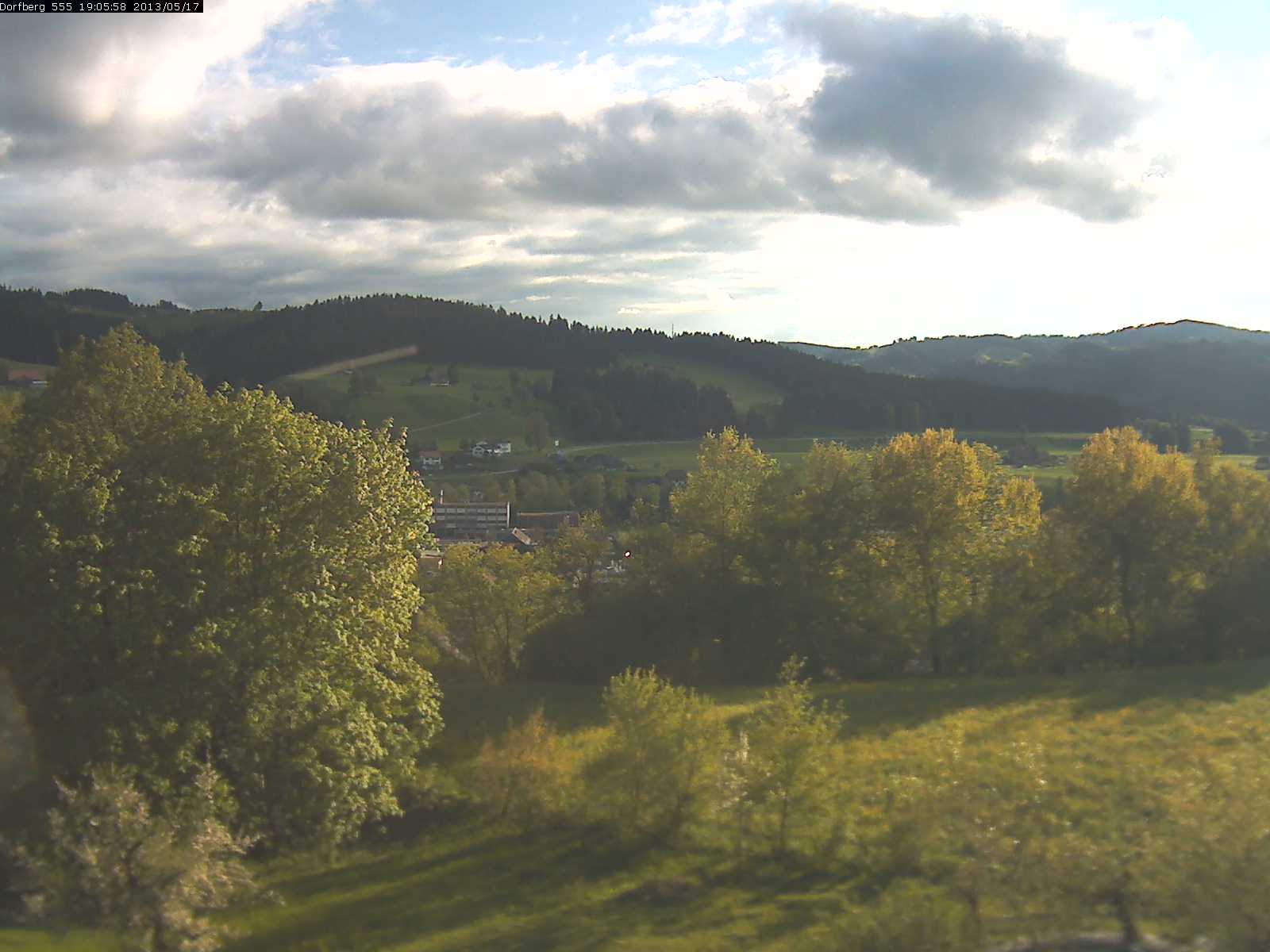 Webcam-Bild: Aussicht vom Dorfberg in Langnau 20130517-190600