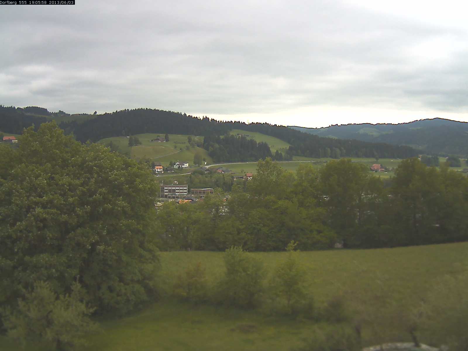 Webcam-Bild: Aussicht vom Dorfberg in Langnau 20130603-190600