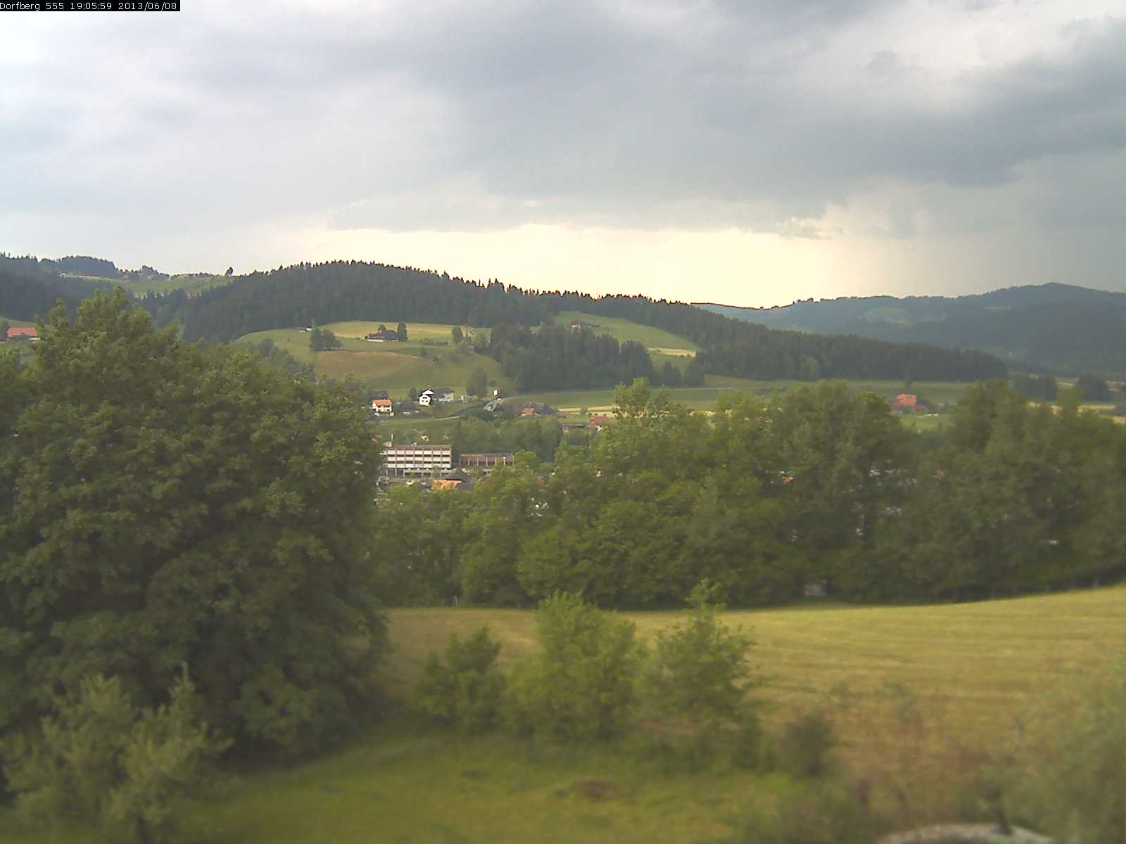 Webcam-Bild: Aussicht vom Dorfberg in Langnau 20130608-190600