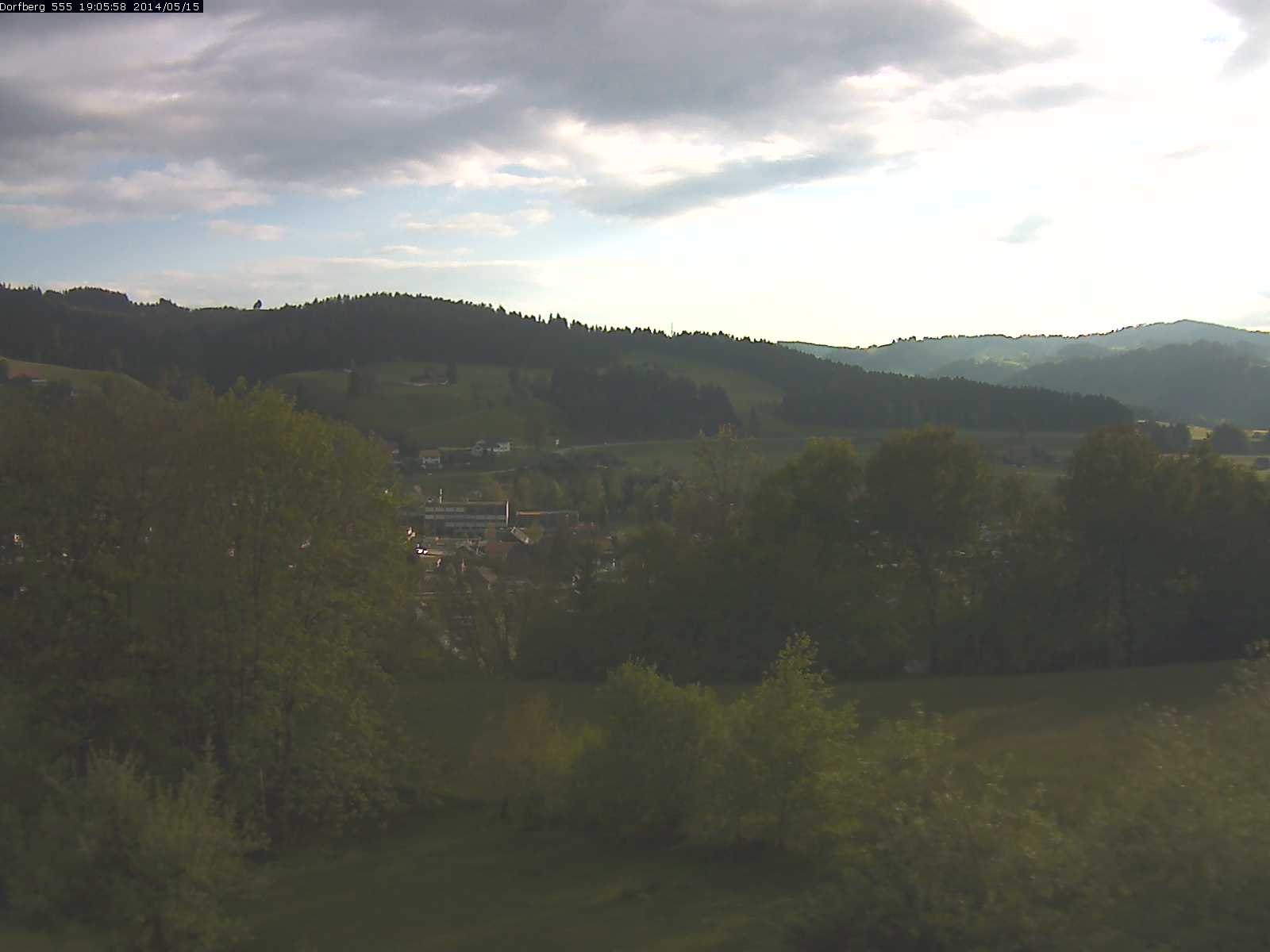 Webcam-Bild: Aussicht vom Dorfberg in Langnau 20140515-190600