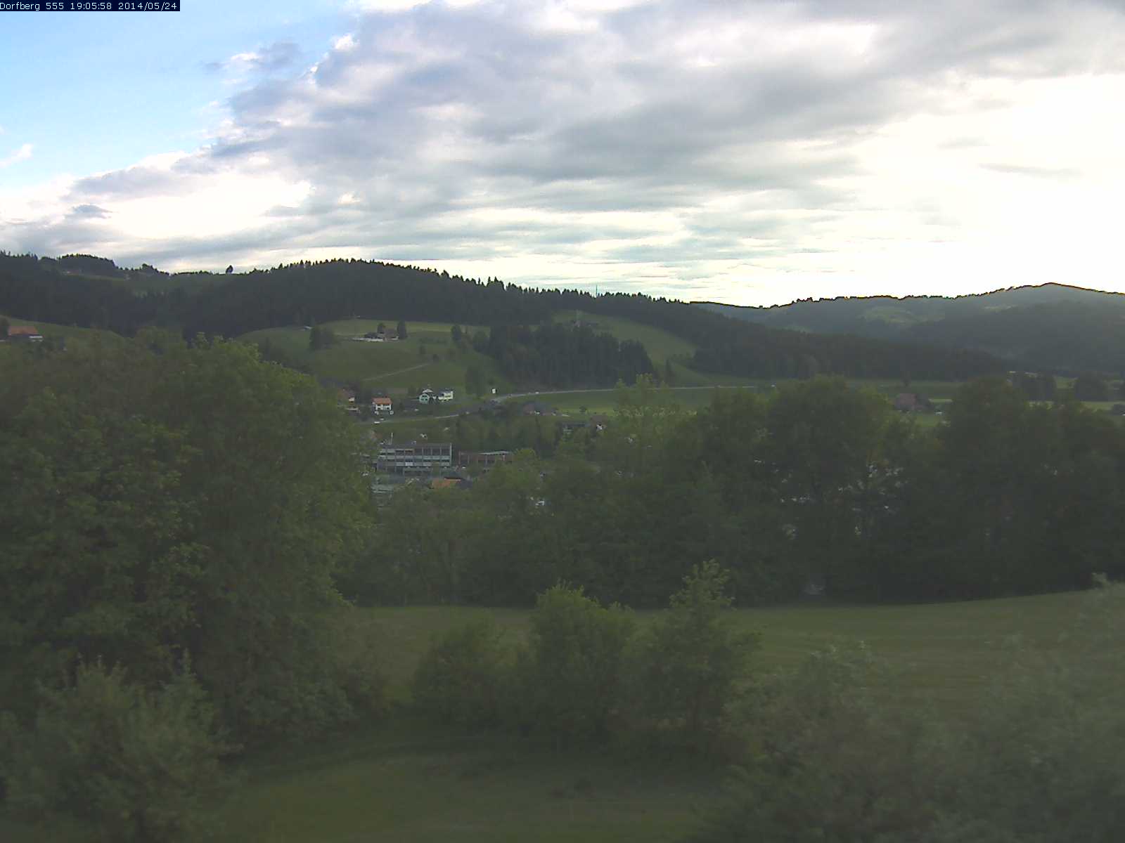Webcam-Bild: Aussicht vom Dorfberg in Langnau 20140524-190600