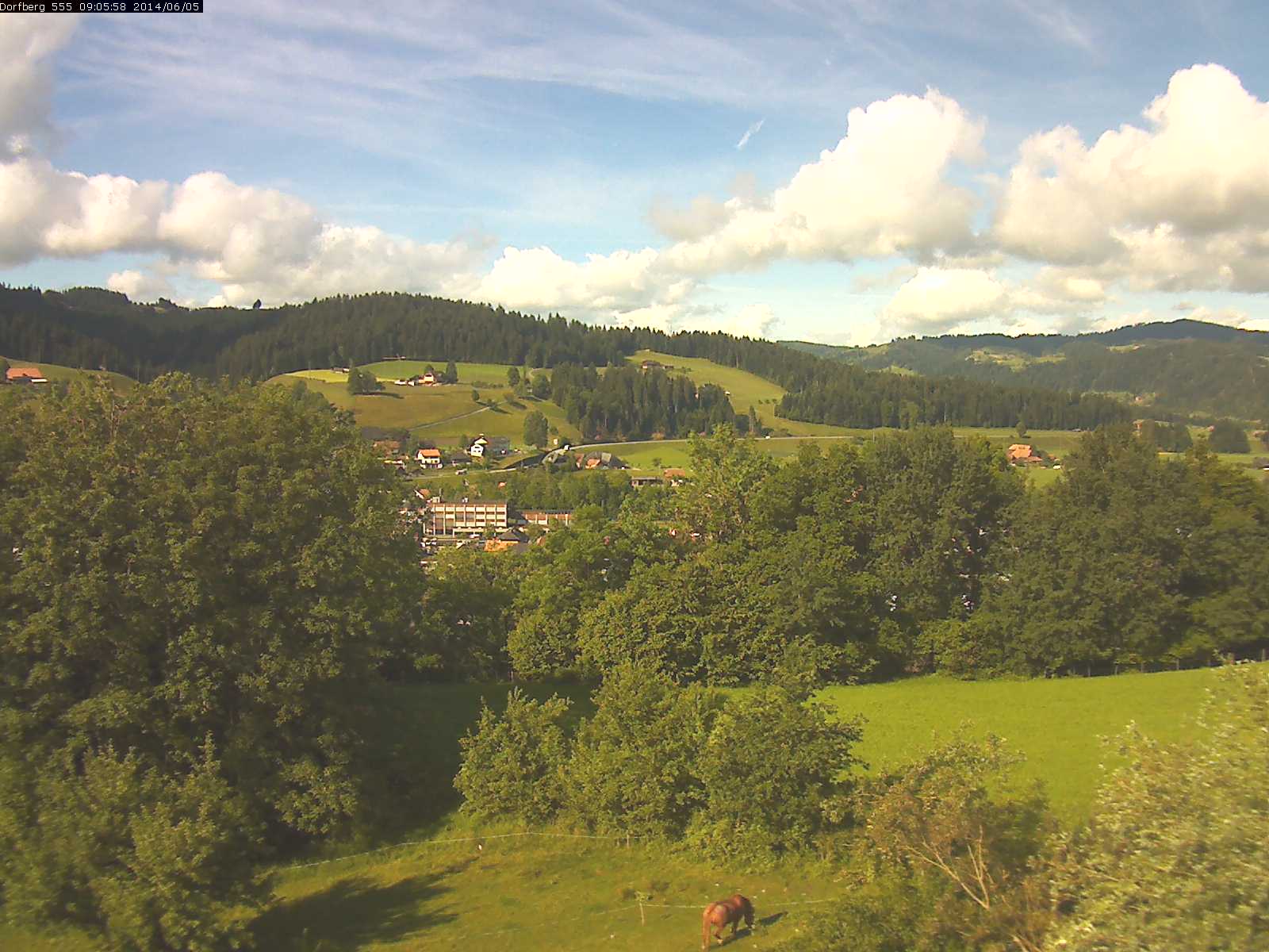 Webcam-Bild: Aussicht vom Dorfberg in Langnau 20140605-090600