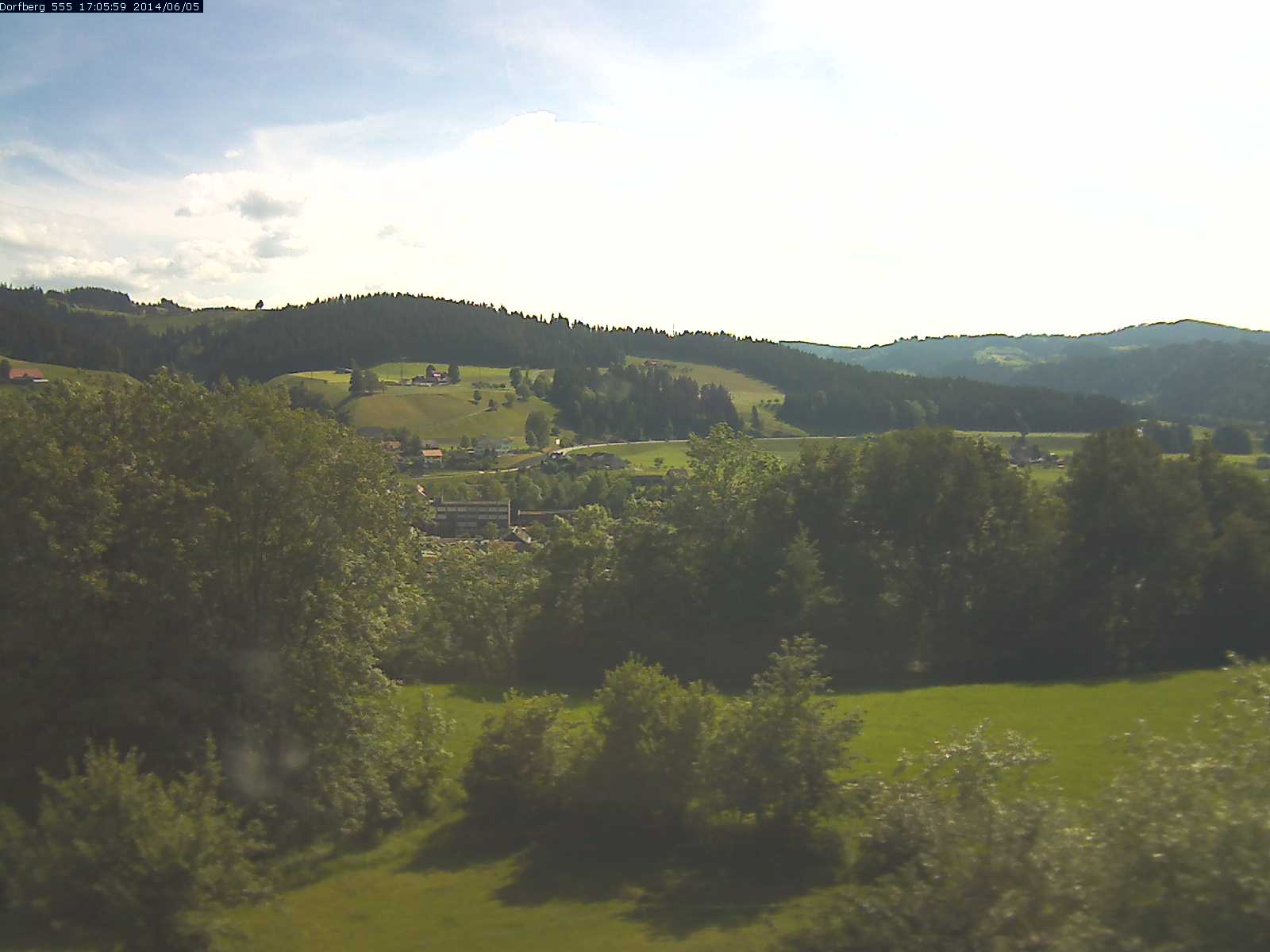 Webcam-Bild: Aussicht vom Dorfberg in Langnau 20140605-170600