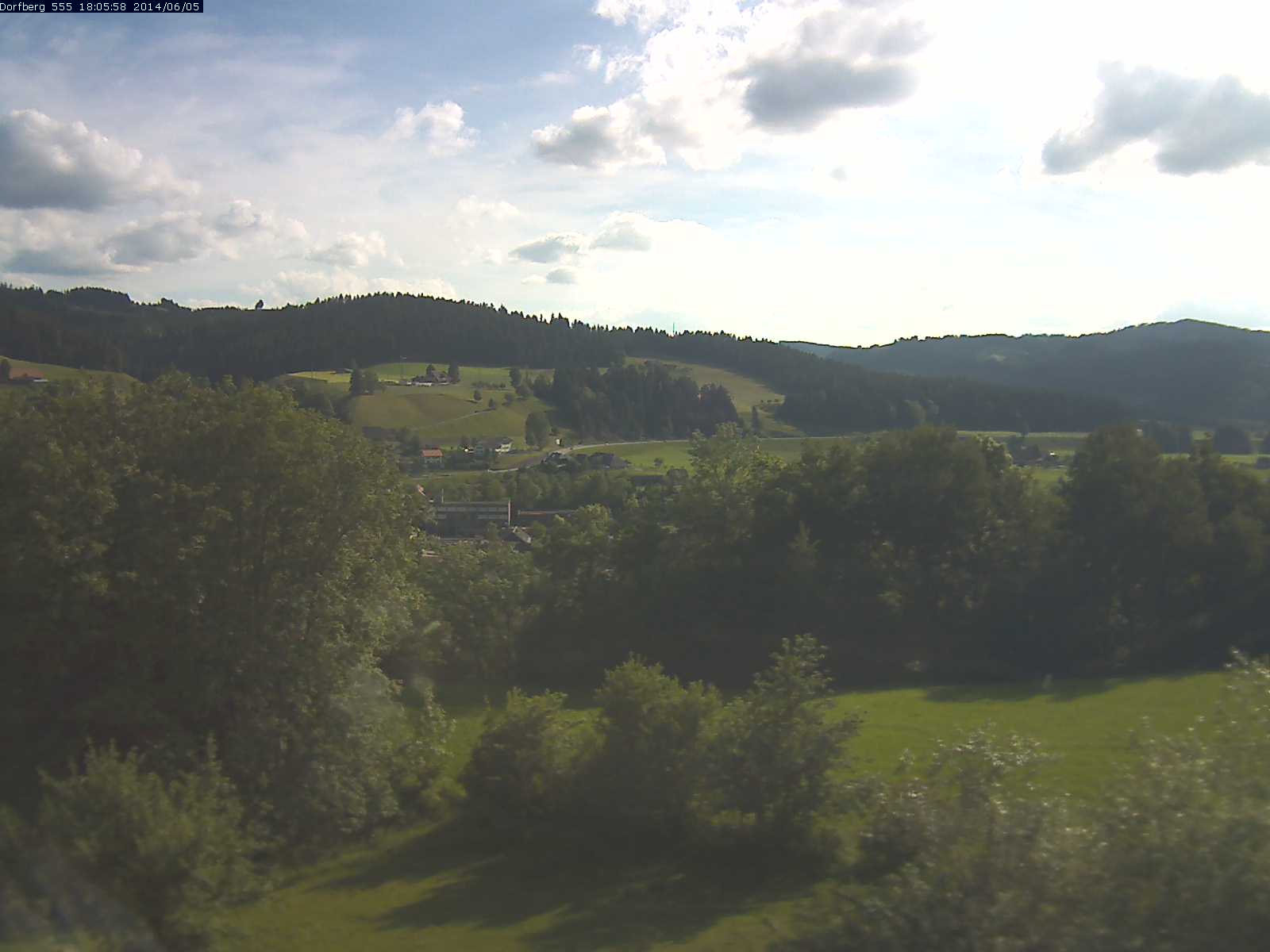 Webcam-Bild: Aussicht vom Dorfberg in Langnau 20140605-180600