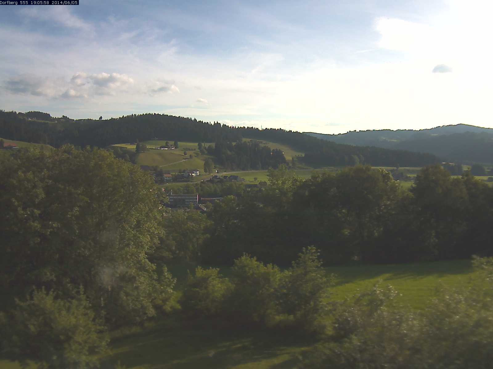 Webcam-Bild: Aussicht vom Dorfberg in Langnau 20140605-190600
