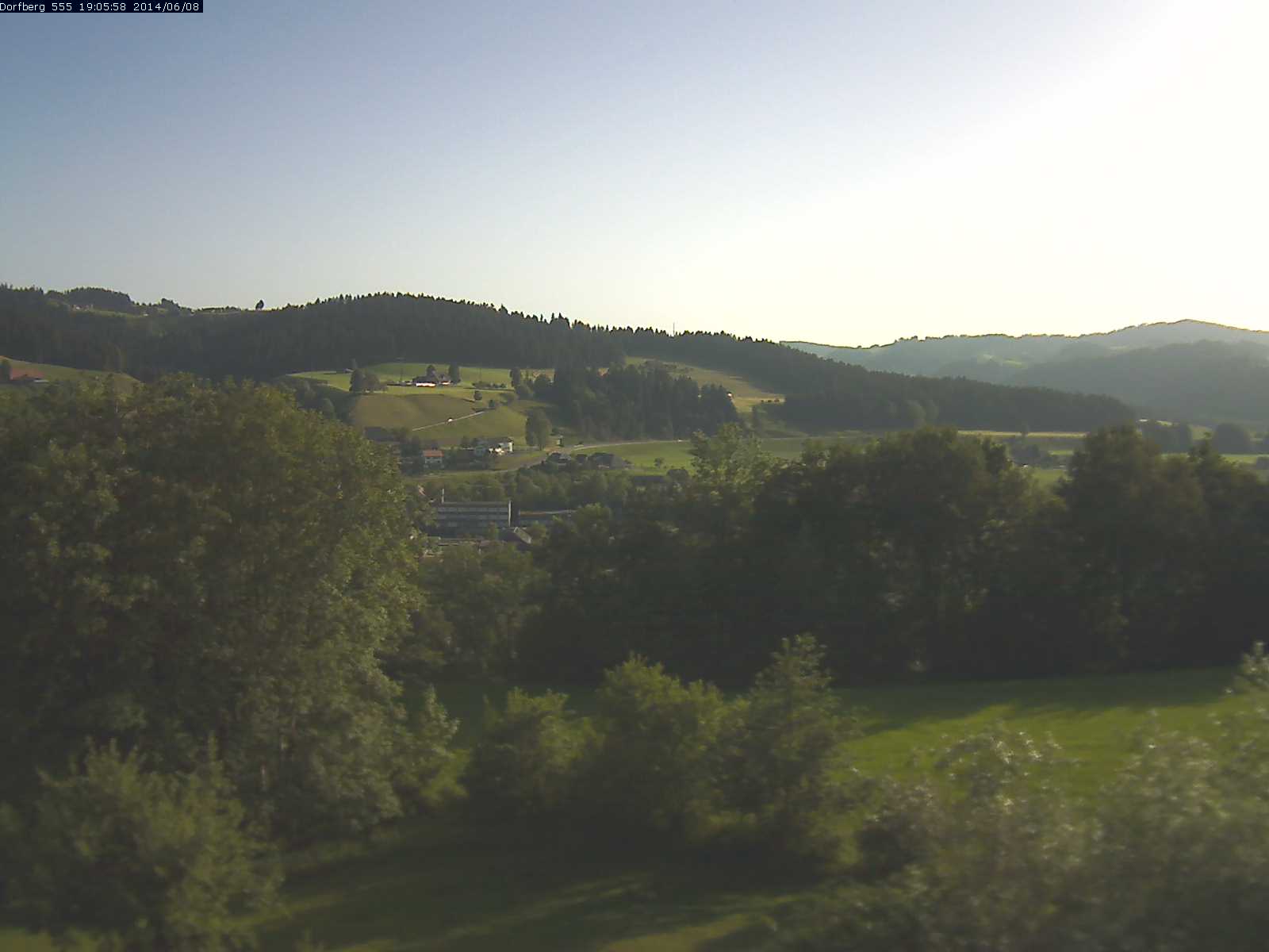 Webcam-Bild: Aussicht vom Dorfberg in Langnau 20140608-190600