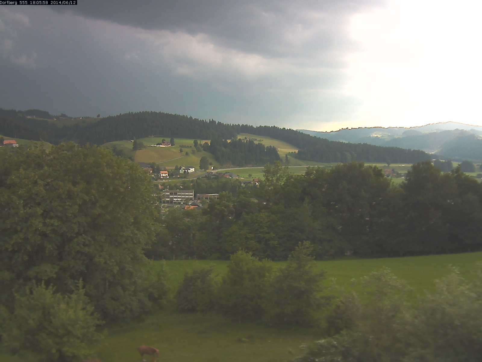 Webcam-Bild: Aussicht vom Dorfberg in Langnau 20140612-180600