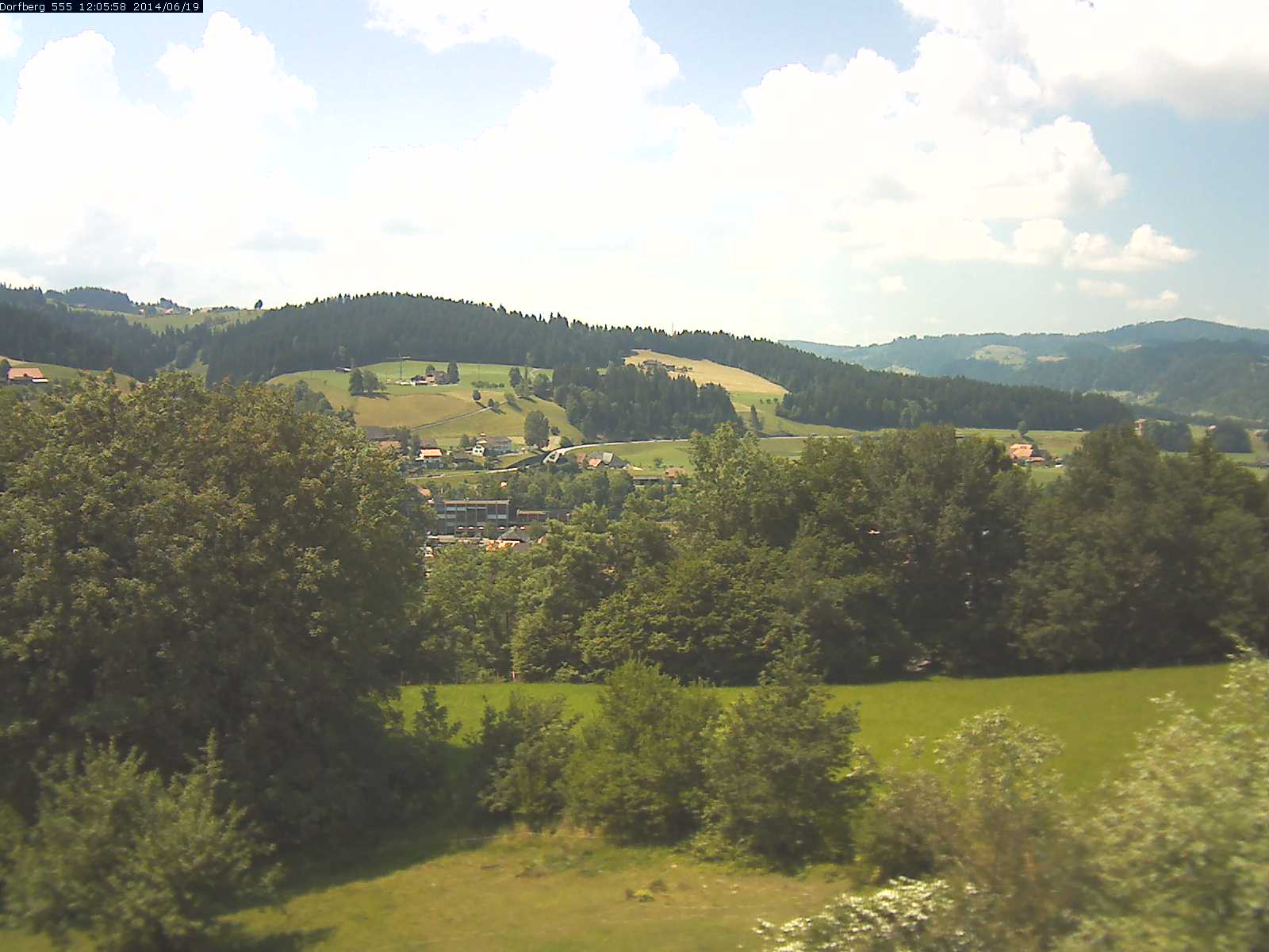 Webcam-Bild: Aussicht vom Dorfberg in Langnau 20140619-120600