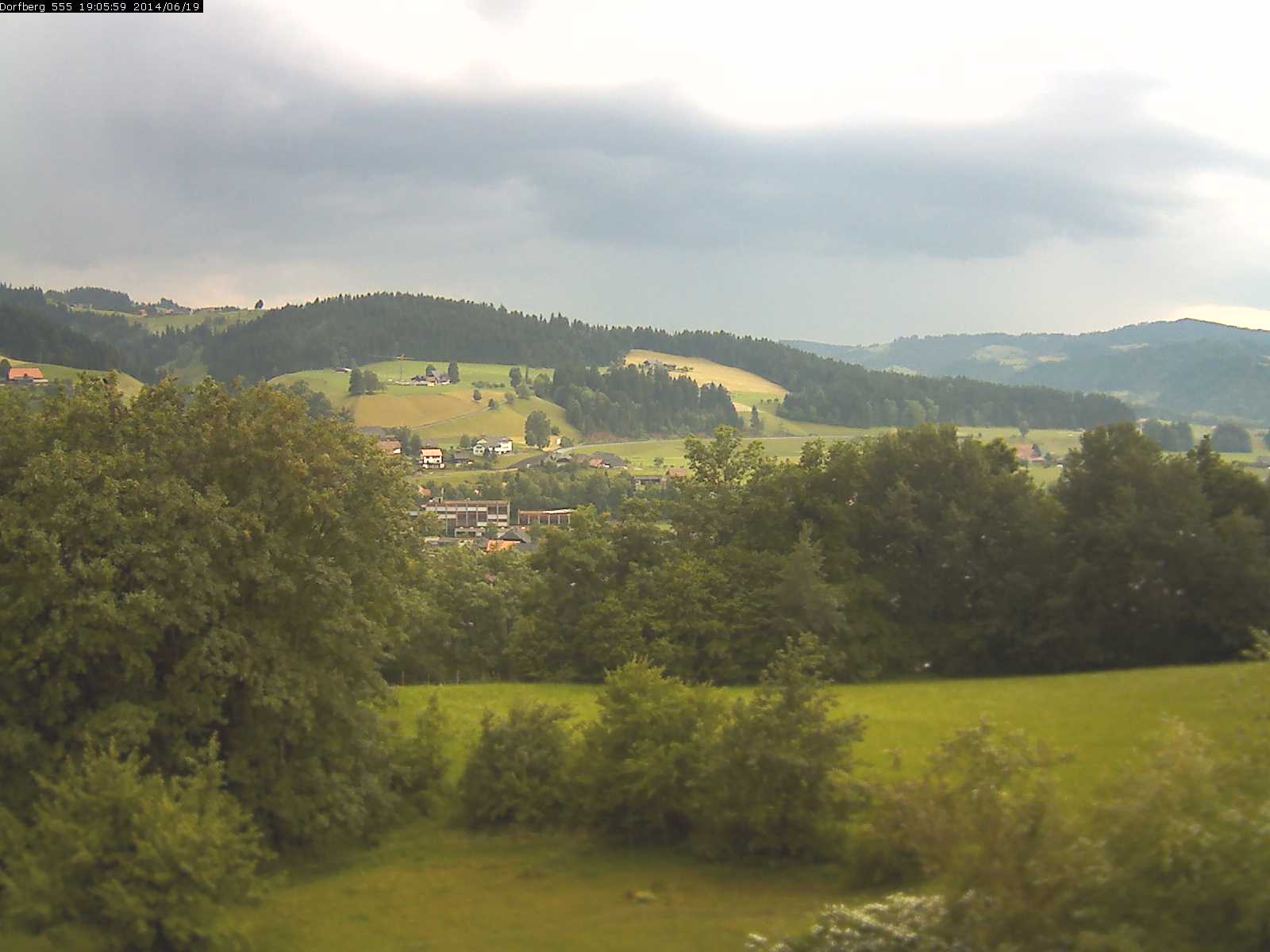 Webcam-Bild: Aussicht vom Dorfberg in Langnau 20140619-190600