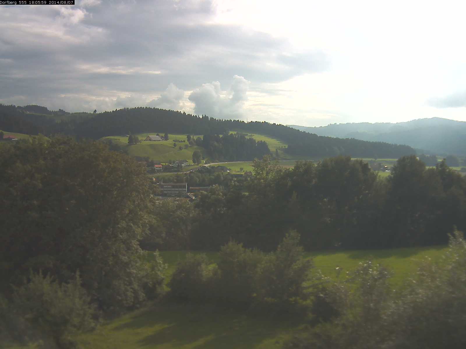 Webcam-Bild: Aussicht vom Dorfberg in Langnau 20140807-180600