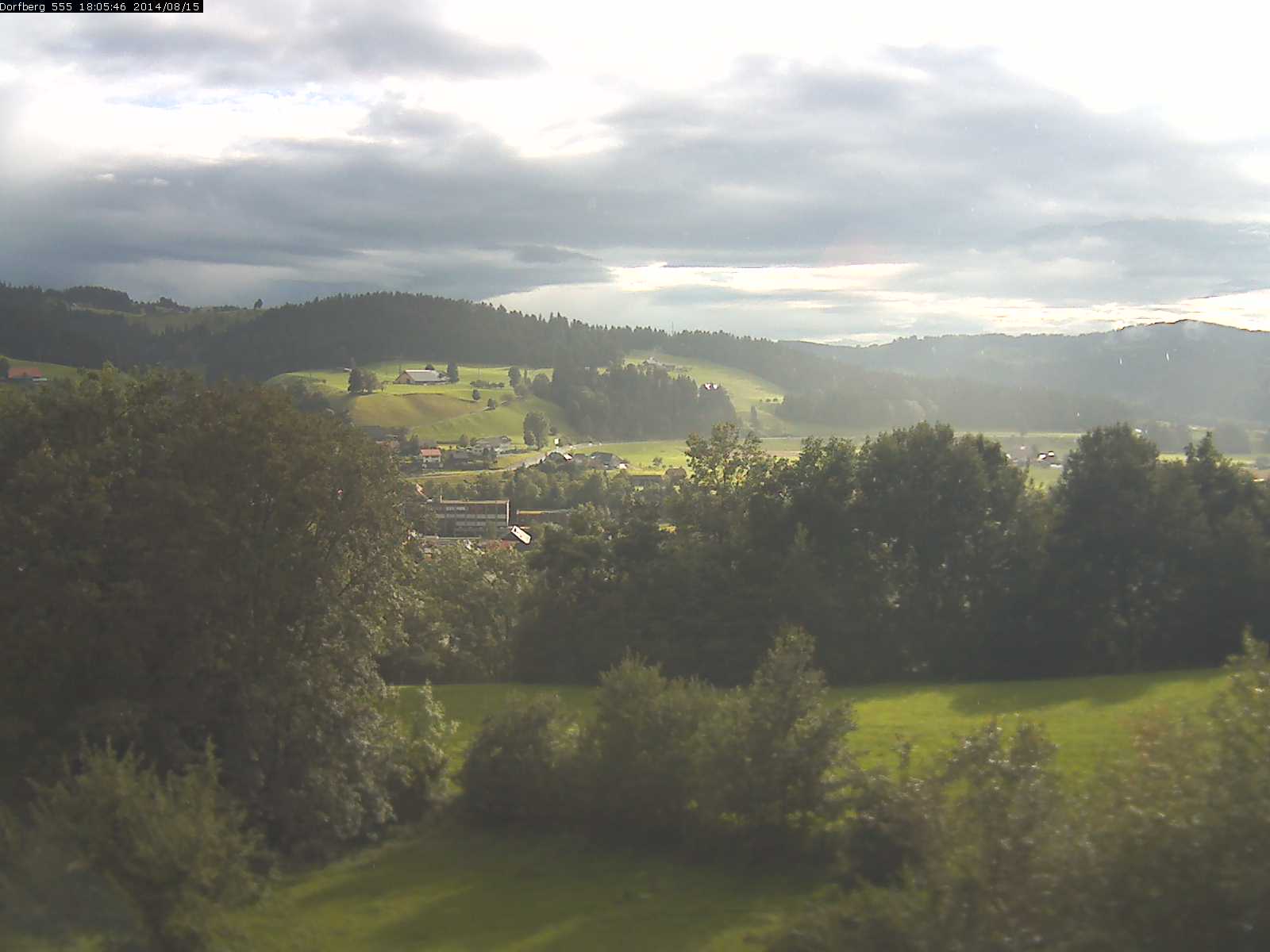 Webcam-Bild: Aussicht vom Dorfberg in Langnau 20140815-180600