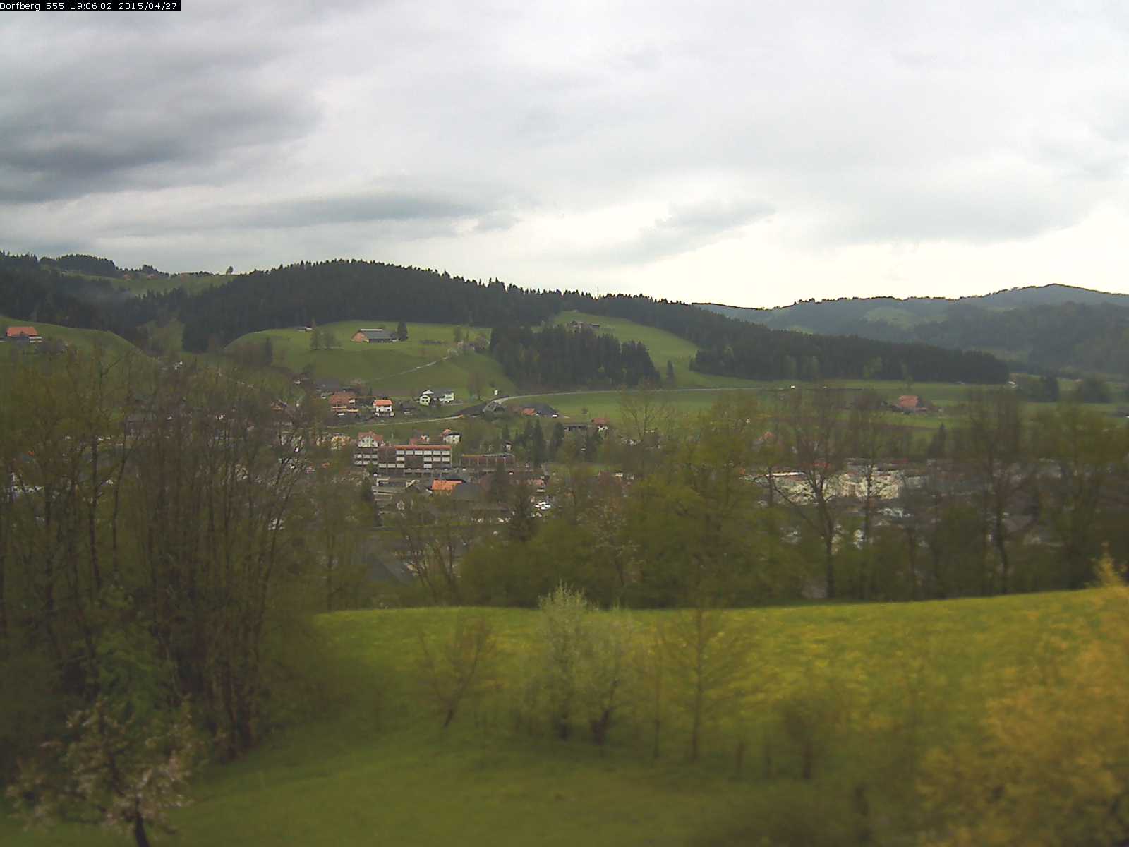 Webcam-Bild: Aussicht vom Dorfberg in Langnau 20150427-190601
