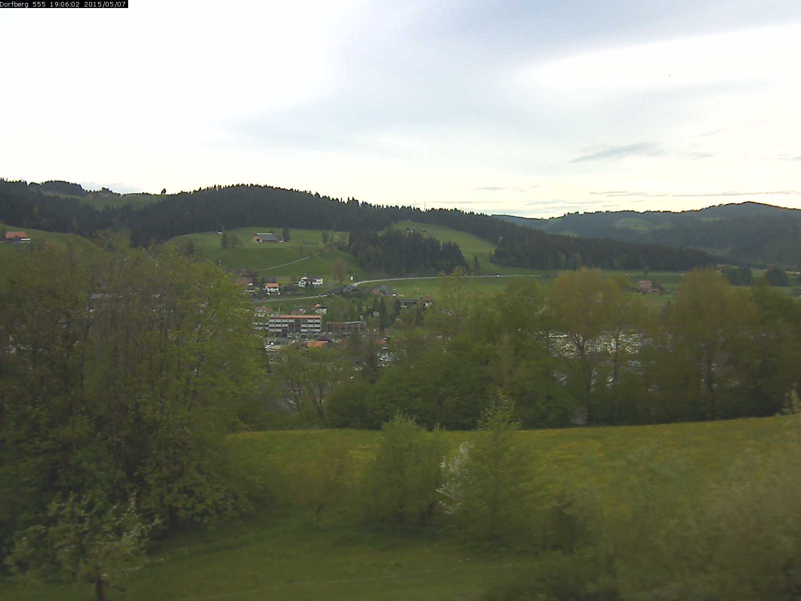 Webcam-Bild: Aussicht vom Dorfberg in Langnau 20150507-190601