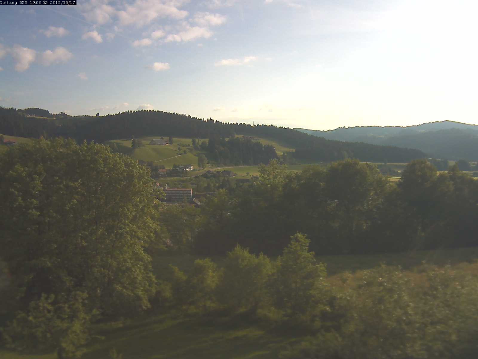 Webcam-Bild: Aussicht vom Dorfberg in Langnau 20150517-190601