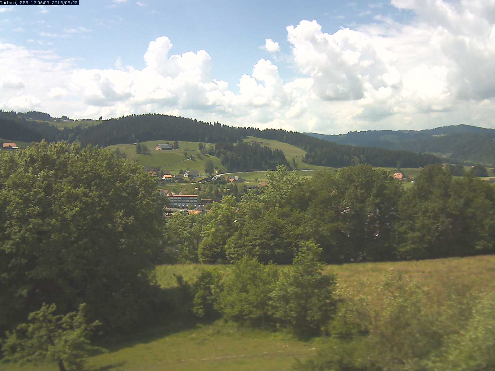 Webcam-Bild: Aussicht vom Dorfberg in Langnau 20150525-120601