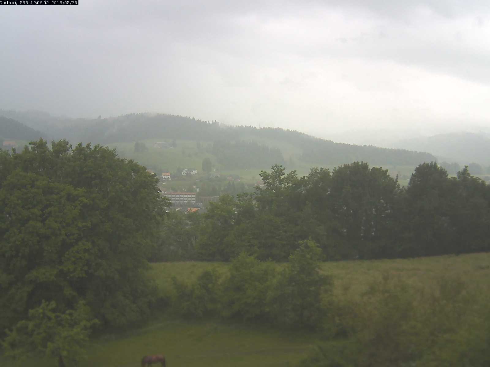 Webcam-Bild: Aussicht vom Dorfberg in Langnau 20150525-190601