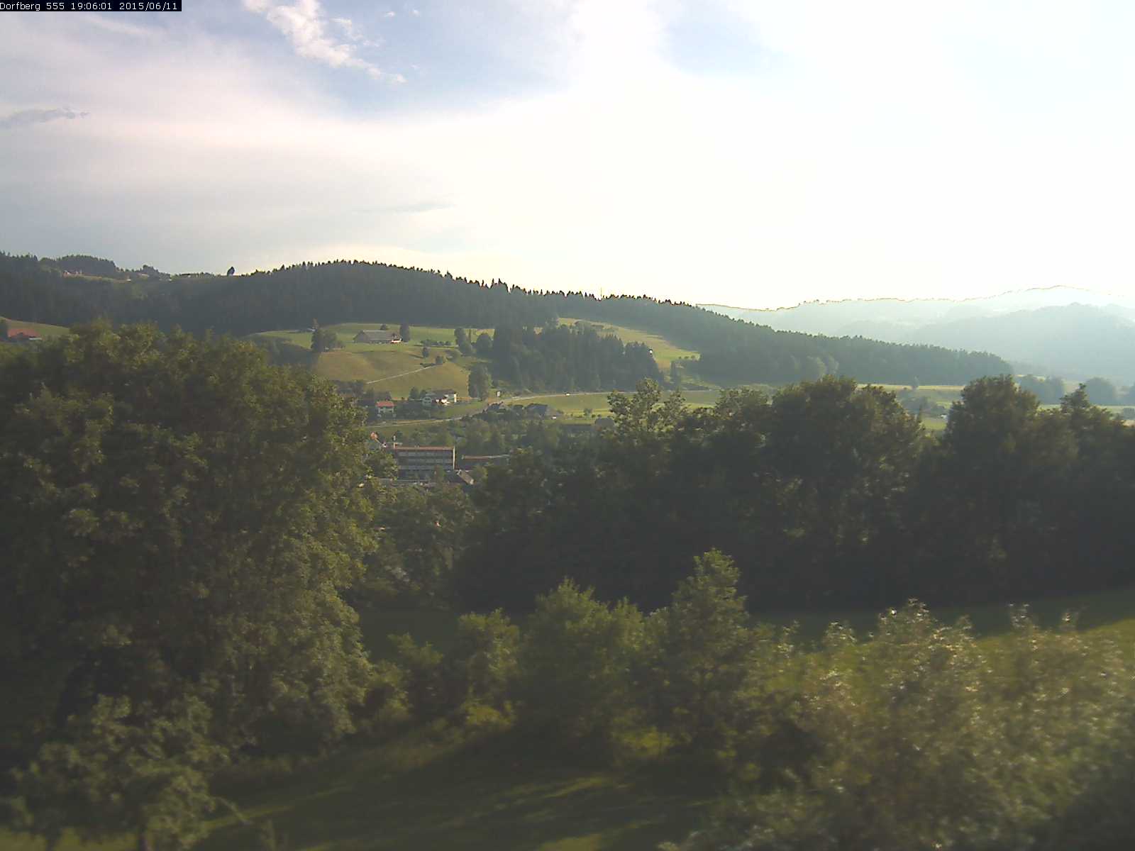 Webcam-Bild: Aussicht vom Dorfberg in Langnau 20150611-190601