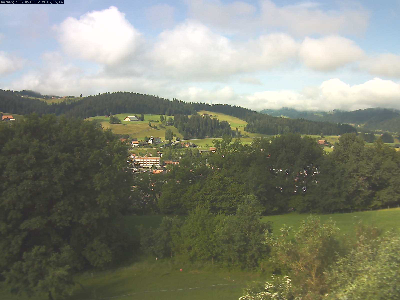 Webcam-Bild: Aussicht vom Dorfberg in Langnau 20150614-090601