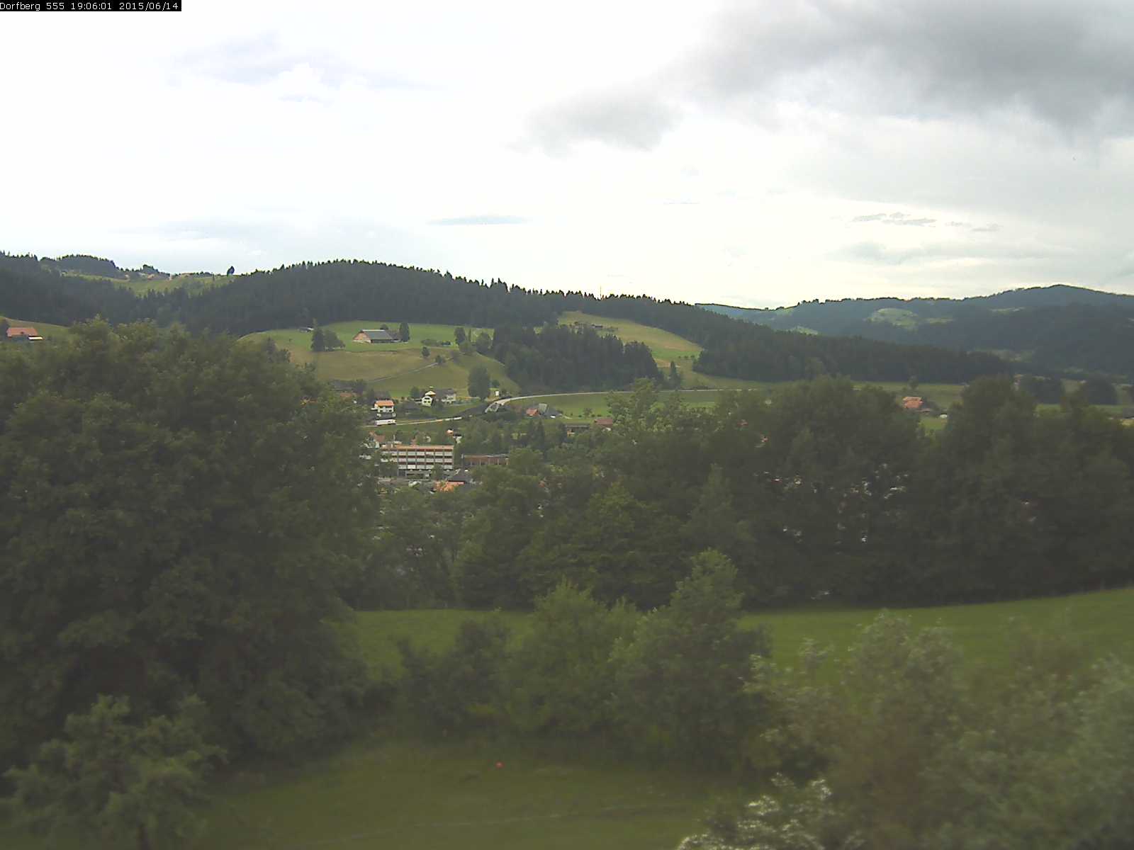 Webcam-Bild: Aussicht vom Dorfberg in Langnau 20150614-190601