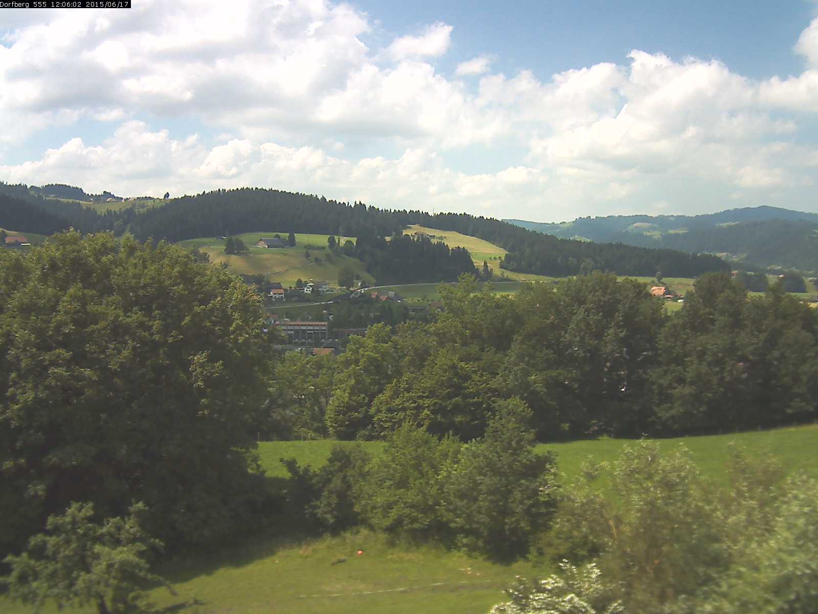 Webcam-Bild: Aussicht vom Dorfberg in Langnau 20150617-120601
