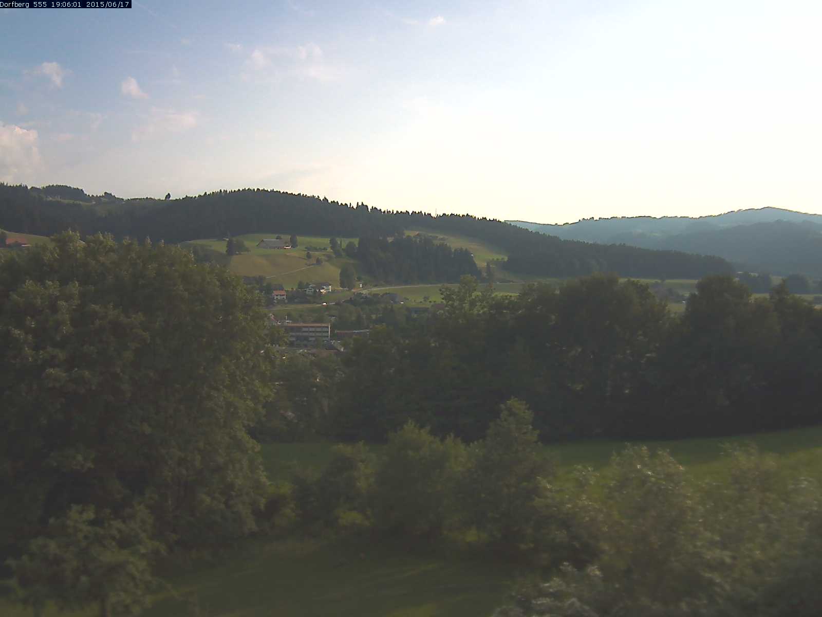 Webcam-Bild: Aussicht vom Dorfberg in Langnau 20150617-190601