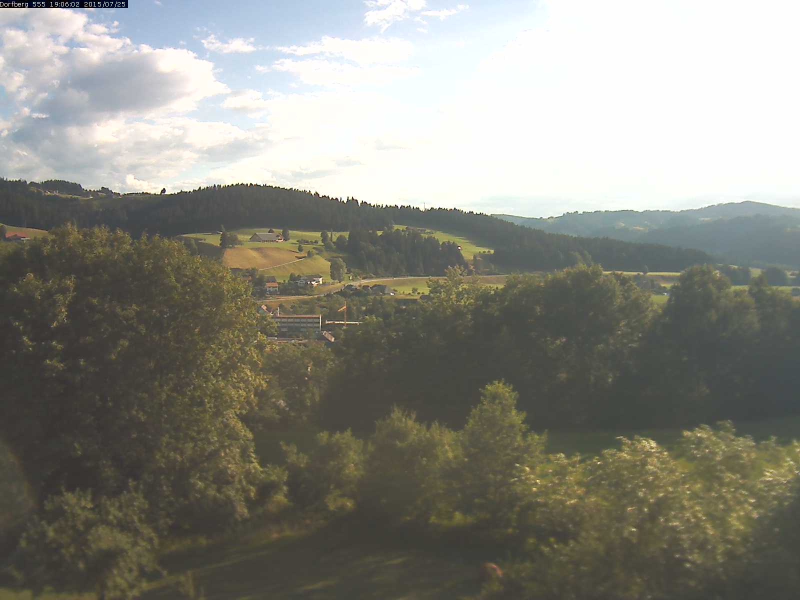 Webcam-Bild: Aussicht vom Dorfberg in Langnau 20150725-190601