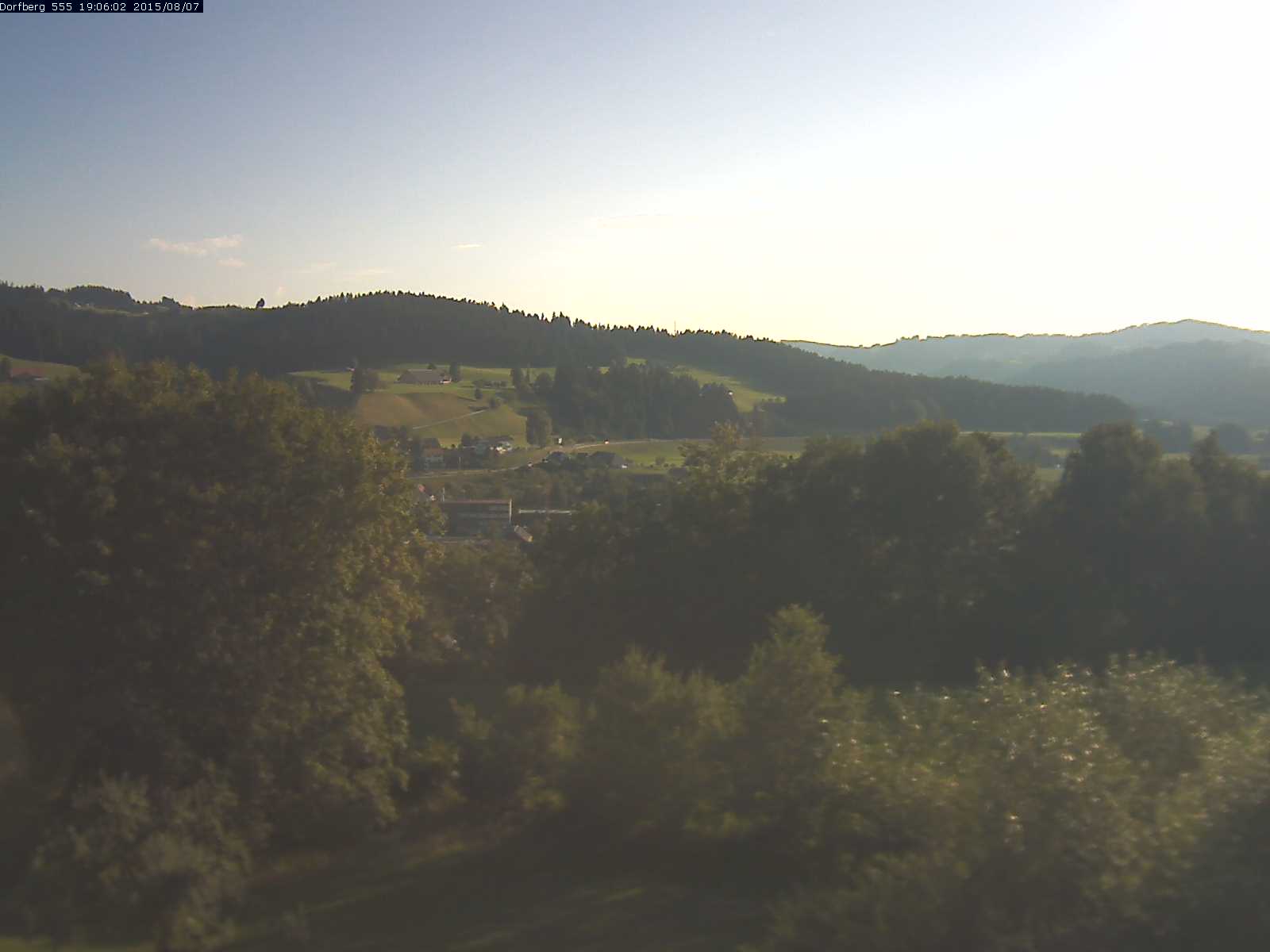 Webcam-Bild: Aussicht vom Dorfberg in Langnau 20150807-190601