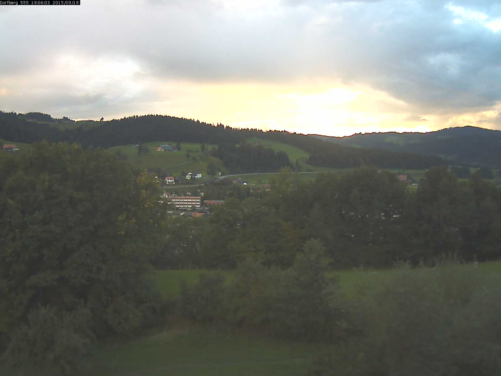 Webcam-Bild: Aussicht vom Dorfberg in Langnau 20150919-190601