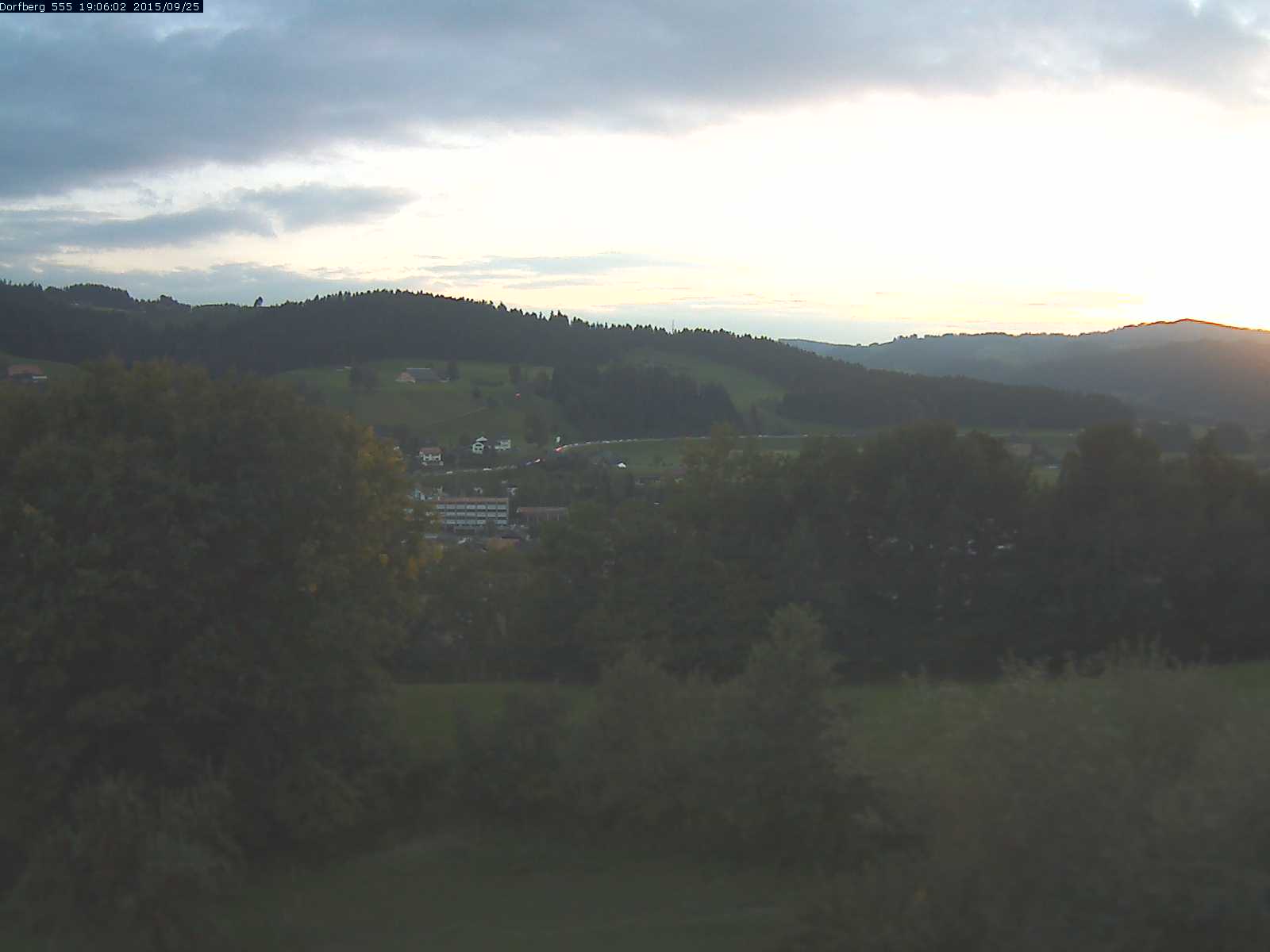 Webcam-Bild: Aussicht vom Dorfberg in Langnau 20150925-190601