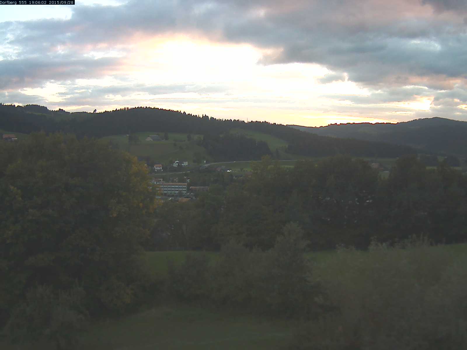 Webcam-Bild: Aussicht vom Dorfberg in Langnau 20150928-190601