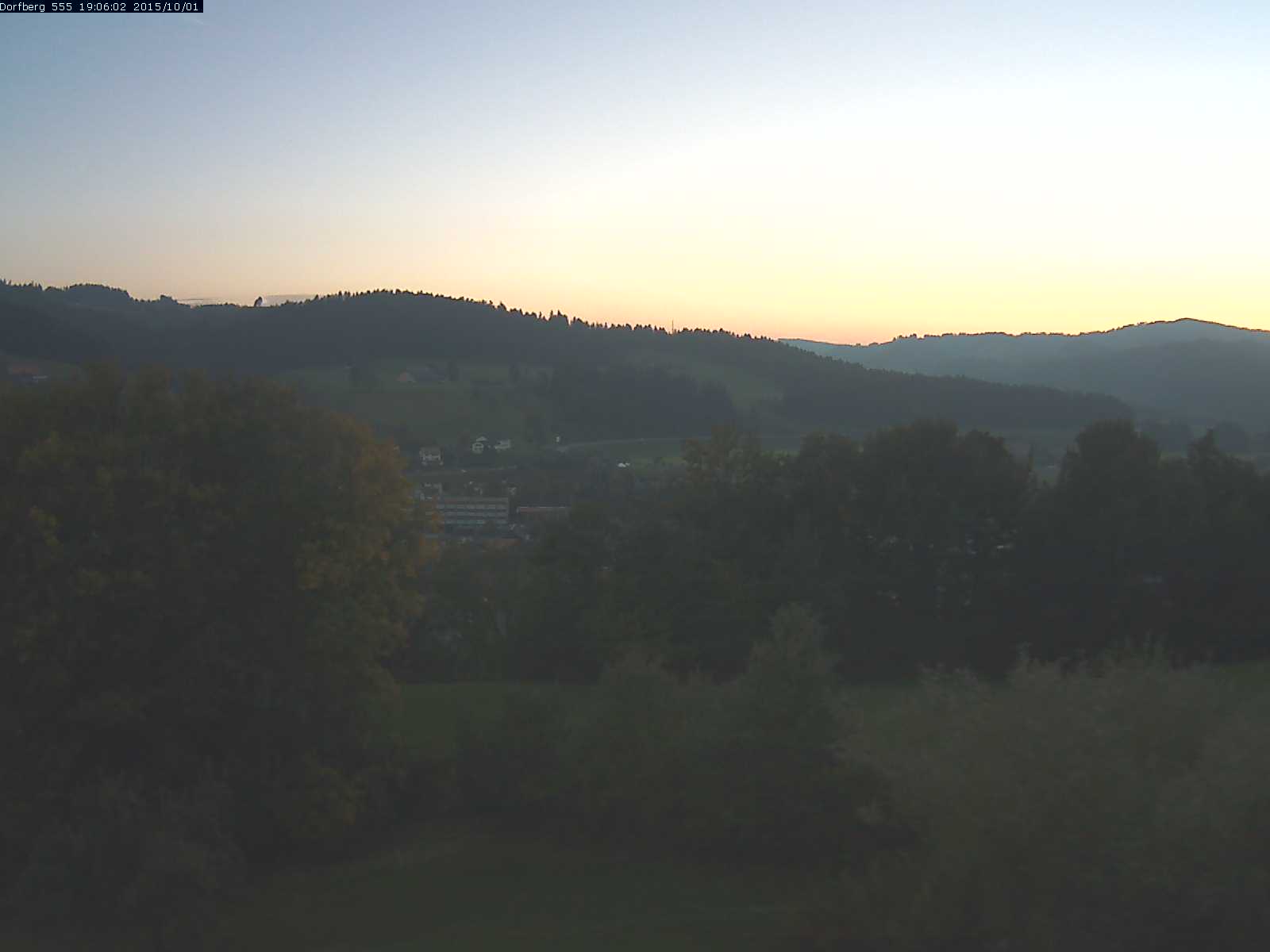Webcam-Bild: Aussicht vom Dorfberg in Langnau 20151001-190601
