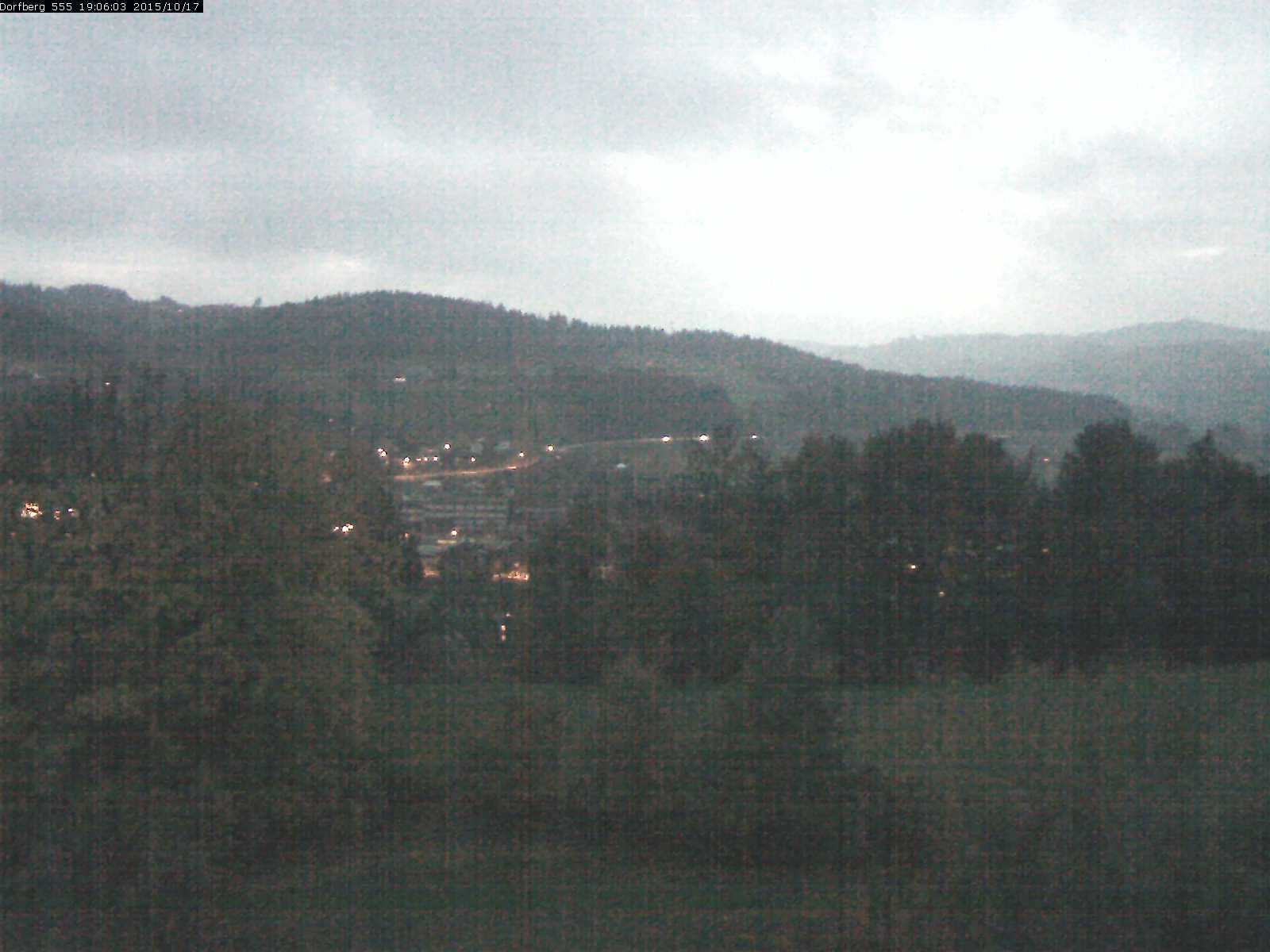 Webcam-Bild: Aussicht vom Dorfberg in Langnau 20151017-190601